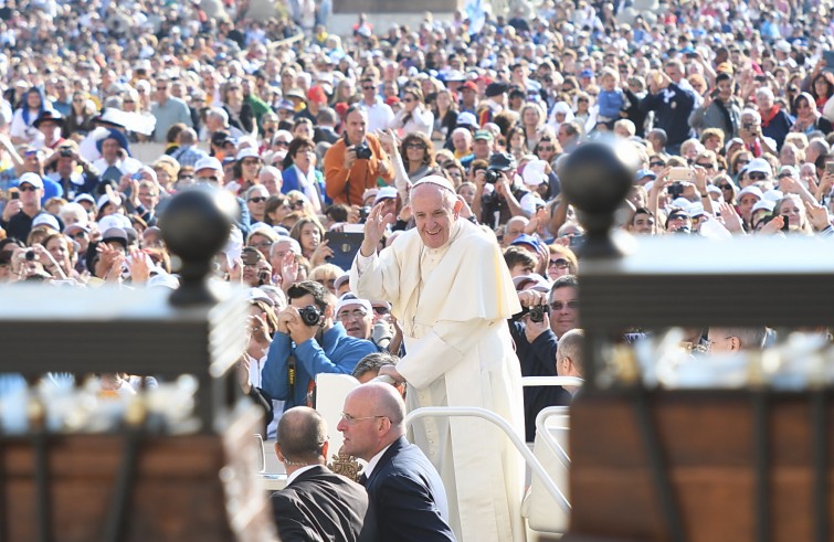 Piazza San Pietro, 28 settembre 2016: Udienza generale Papa Francesco - Papa Francesco saluta da auto tra campane