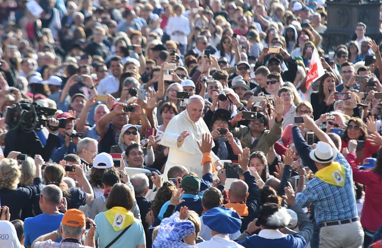 Piazza San Pietro, 28 settembre 2016: Udienza generale Papa Francesco - Papa Francesco saluta da auto