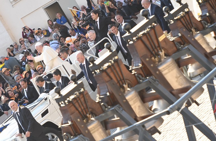 Piazza San Pietro, 28 settembre 2016: Udienza generale Papa Francesco - Papa Francesco e campane giubileo