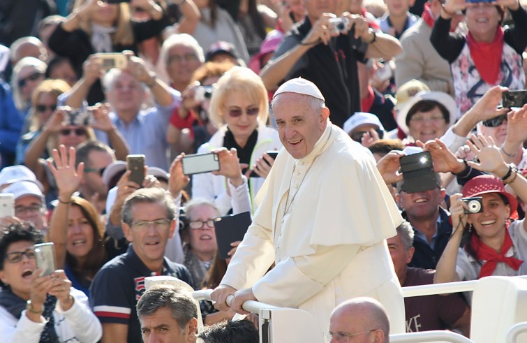 Piazza San Pietro, 28 settembre 2016: Udienza generale Papa Francesco - Papa Francesco saluta da auto