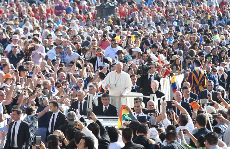 Piazza San Pietro, 28 settembre 2016: Udienza generale Papa Francesco - Papa Francesco saluta da auto