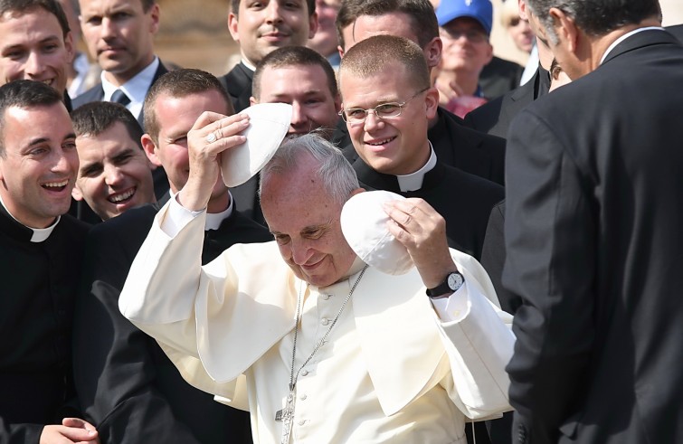 Piazza San Pietro, 28 settembre 2016: Udienza generale Papa Francesco - Papa Francesco scambia zucchetto con seminaristi