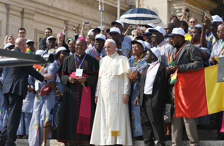 Piazza San Pietro, 28 settembre 2016: Udienza generale Papa Francesco - Papa Francesco con gruppo Guinea Africa