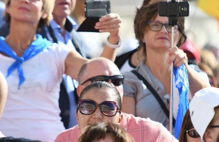 Piazza San Pietro, 7 settembre 2016: Udienza generale Papa Francesco - riflesso Basilica San Pietro su occhiali di fedele