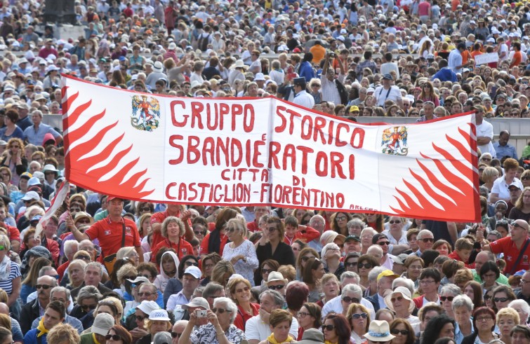 Piazza San Pietro, 7 settembre 2016: Udienza generale Papa Francesco - striscione in piazza San Pietro