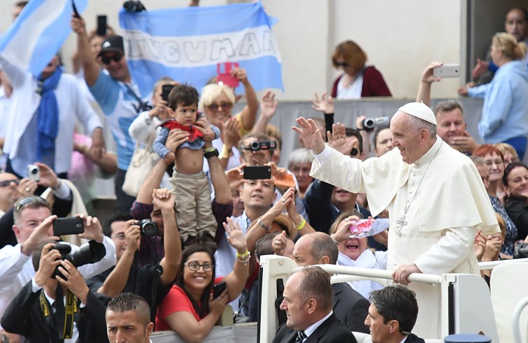 Piazza San Pietro, 7 settembre 2016: Udienza generale Papa Francesco - Papa Francesco saluta da auto