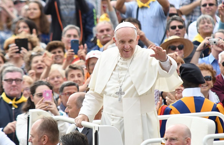 Piazza San Pietro, 7 settembre 2016: Udienza generale Papa Francesco - Papa Francesco saluta da auto