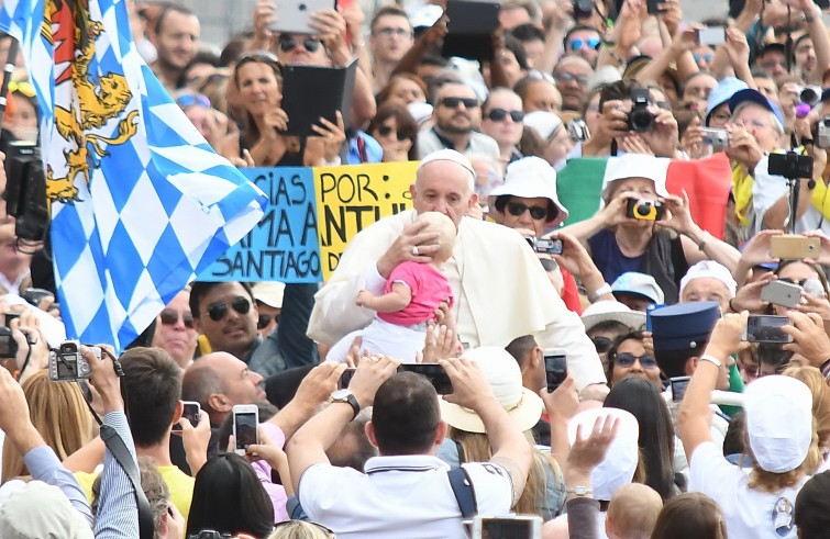 Piazza San Pietro, 7 settembre 2016: Udienza generale Papa Francesco - Papa Francesco saluta da auto un bambino