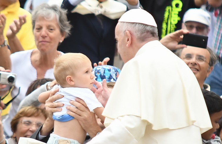 Piazza San Pietro, 7 settembre 2016: Udienza generale Papa Francesco - Papa Francesco saluta da auto un bambino