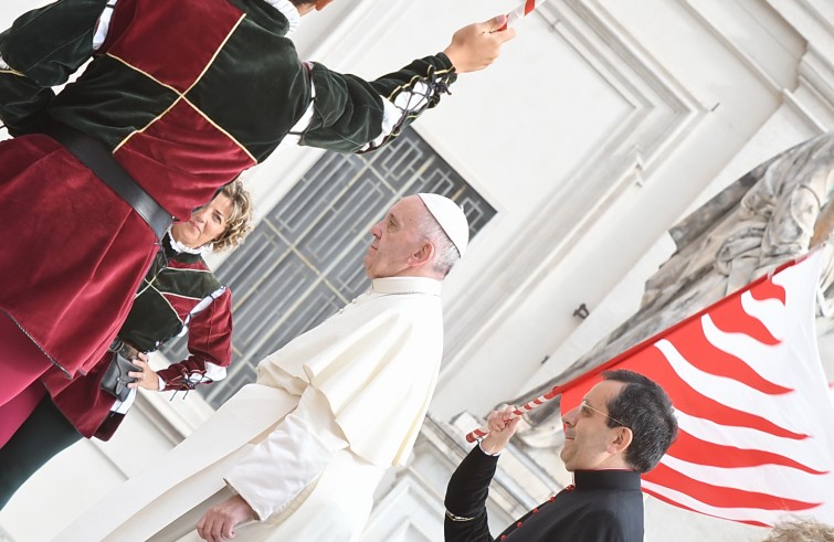 Piazza San Pietro, 7 settembre 2016: Udienza generale Papa Francesco - Papa Francesco tra sbandieratori