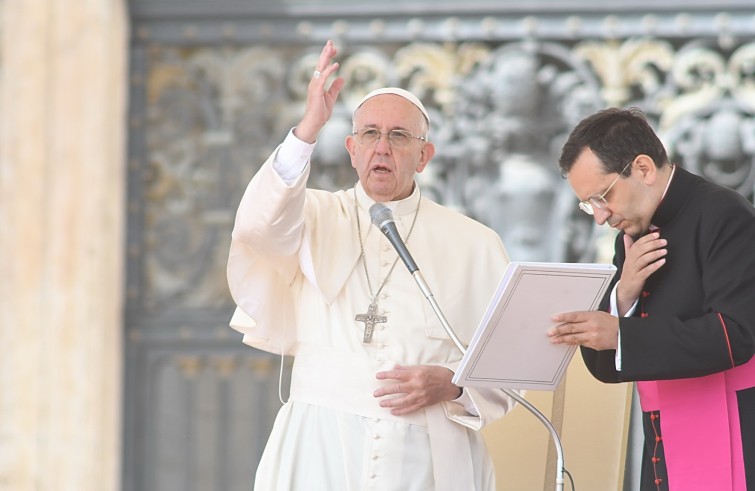 Piazza San Pietro, 7 settembre 2016: Udienza generale Papa Francesco - Papa Francesco benedice