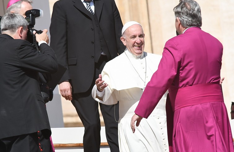 Piazza San Pietro, 7 settembre 2016: Udienza generale Papa Francesco - Papa Francesco saluta vescovo