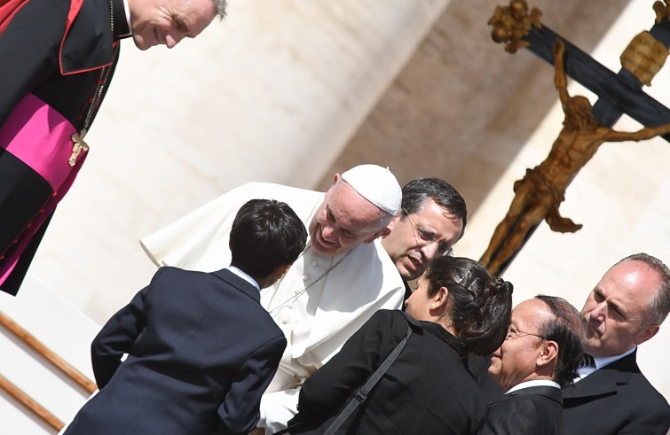 Piazza San Pietro, 7 settembre 2016: Udienza generale Papa Francesco - Papa Francesco saluta bambino orientale con famiglia