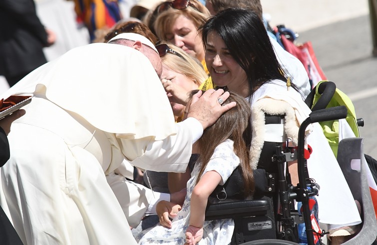 Piazza San Pietro, 7 settembre 2016: Udienza generale Papa Francesco - Papa Francesco saluta bambina in carrozzina