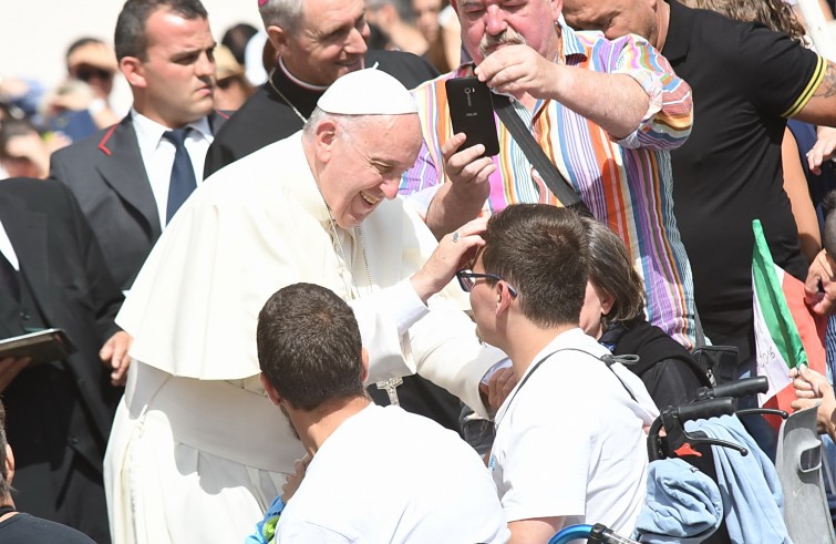 Piazza San Pietro, 7 settembre 2016: Udienza generale Papa Francesco - Papa Francesco saluta malati