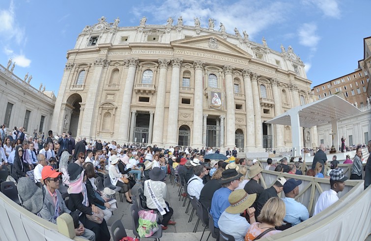 Piazza San Pietro, 7 settembre 2016: Udienza generale Papa Francesco - Basilica San Pietro con immagine Madre Teresa