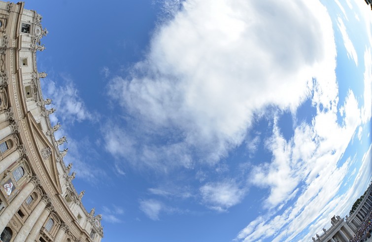 Piazza San Pietro, 7 settembre 2016: Udienza generale Papa Francesco - Basilica San Pietro con immagine Madre Teresa