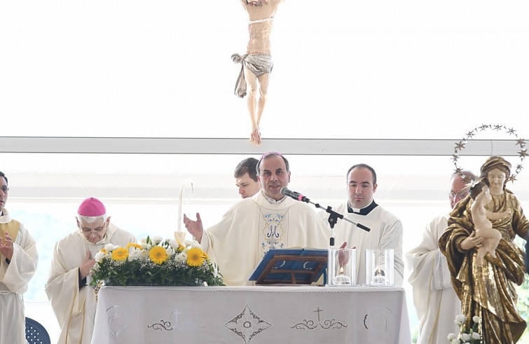 Amatrice, 24 settembre 2016: il borgo ad un mese dal terremoto - Messa celebrata da mons Domenico Pompili