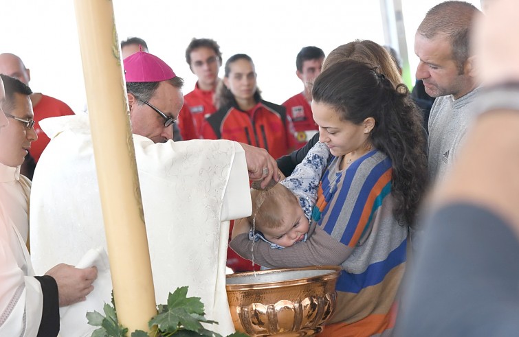 Amatrice, 24 settembre 2016: il borgo ad un mese dal terremoto - Messa celebrata da mons Domenico Pompili