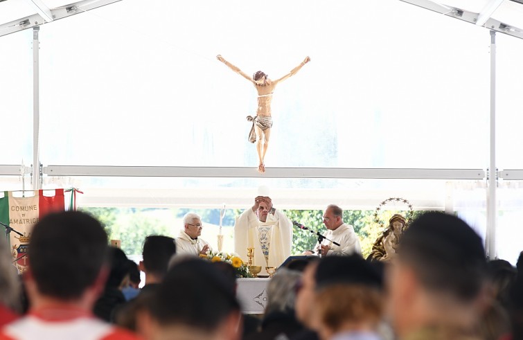 Amatrice, 24 settembre 2016: il borgo ad un mese dal terremoto - Messa celebrata da mons Domenico Pompili