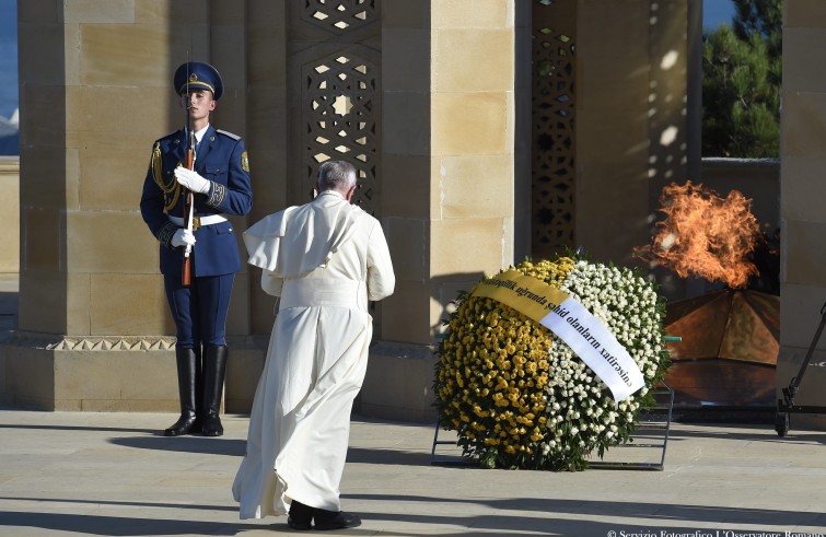 Papa Francesco visita il Monumento ai Caduti per l'Indipendenza (Baku, 2 ottobre 2016)