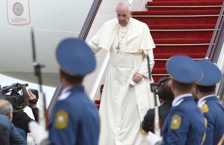 Papa Francesco viene accolto all’aeroporto di Baku (2 ottobre 2016)