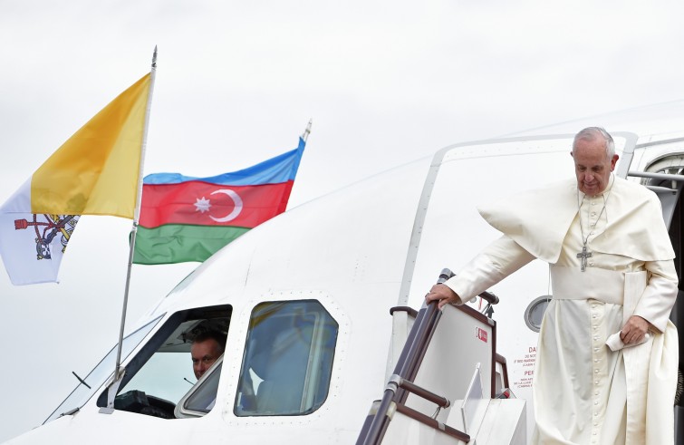 Papa Francesco viene accolto all’aeroporto di Baku (2 ottobre 2016)