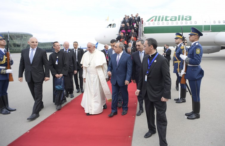 Papa Francesco viene accolto all’aeroporto di Baku (2 ottobre 2016)