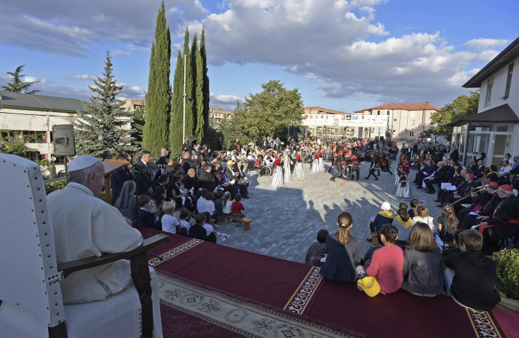 Papa Francesco incontra gli assistiti e gli operatori delle Opere di carità della Chiesa cattolica georgiana (Tbilisi, 1 ottobre 2016)