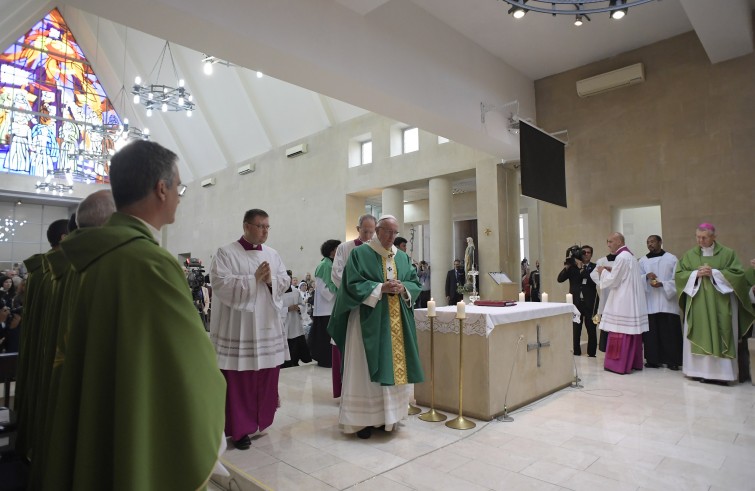 Papa Francesco celebra la Messa nella chiesa dell’Immacolata nel Centro salesiano di Baku (2 ottobre 2016)