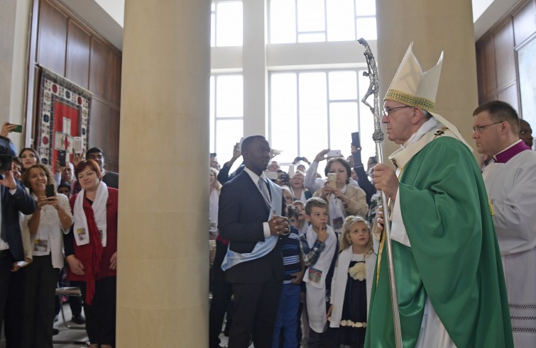 Papa Francesco celebra la Messa nella chiesa dell’Immacolata nel Centro salesiano di Baku (2 ottobre 2016)