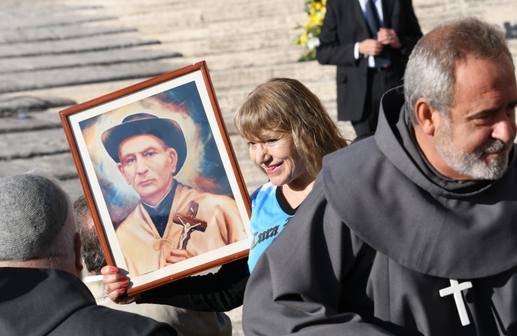 Vaticano, 16 ottobre 2016: Papa Francesco celebra la Messa con il rito di canonizzazione di 7 Beati - fedele con quadro santo