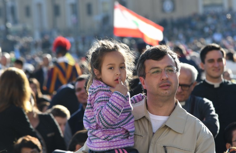 Vaticano, 16 ottobre 2016: Papa Francesco celebra la Messa con il rito di canonizzazione di 7 Beati - figlia e papà con bandiera Libano