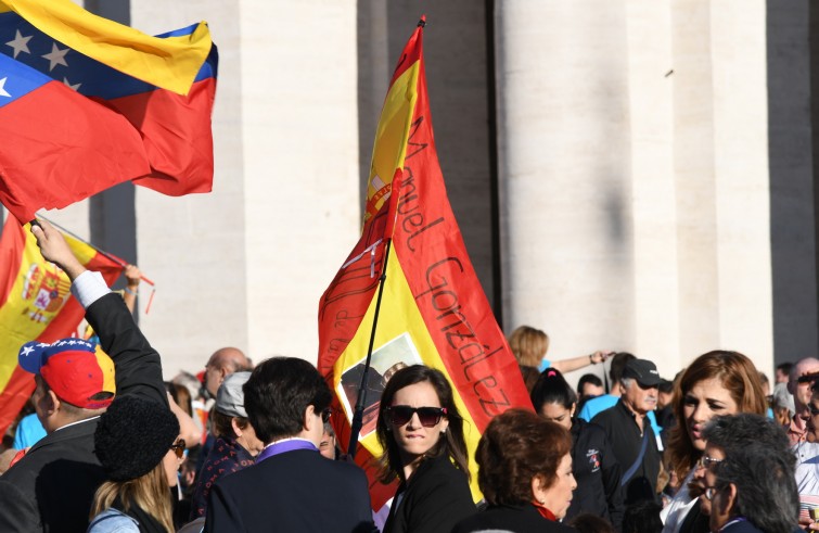 Vaticano, 16 ottobre 2016: Papa Francesco celebra la Messa con il rito di canonizzazione di 7 Beati - fedeli dalla Spagna