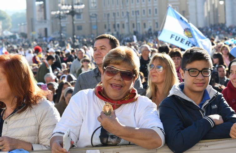 Vaticano, 16 ottobre 2016: Papa Francesco celebra la Messa con il rito di canonizzazione di 7 Beati - fedeli dall'Argentina