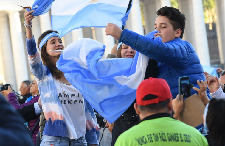 Vaticano, 16 ottobre 2016: Papa Francesco celebra la Messa con il rito di canonizzazione di 7 Beati - giovani dall'Argentina