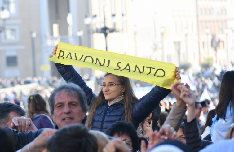 Vaticano, 16 ottobre 2016: Papa Francesco celebra la Messa con il rito di canonizzazione di 7 Beati - giovane con sciarpa santo Pavoni