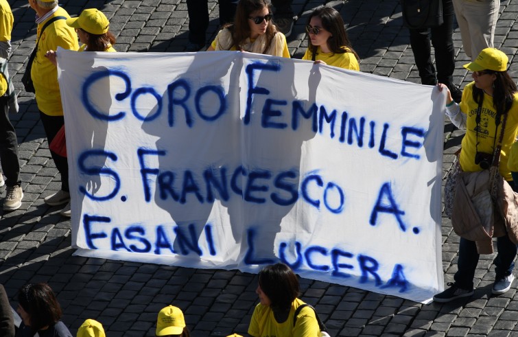 Vaticano, 16 ottobre 2016: Papa Francesco celebra la Messa con il rito di canonizzazione di 7 Beati - striscione coro Fasani Lucera