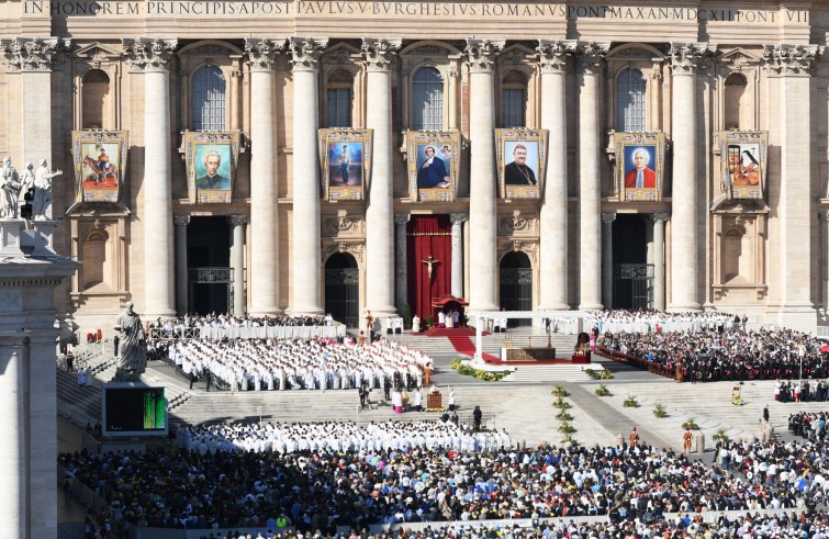 Vaticano, 16 ottobre 2016: Papa Francesco celebra la Messa con il rito di canonizzazione di 7 Beati - Basilica San Pietro