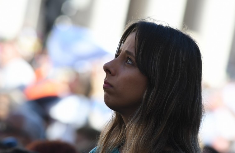 Vaticano, 16 ottobre 2016: Papa Francesco celebra la Messa con il rito di canonizzazione di 7 Beati - ragazza con occhi lucidi