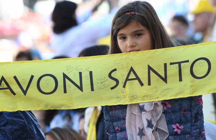 Vaticano, 16 ottobre 2016: Papa Francesco celebra la Messa con il rito di canonizzazione di 7 Beati - bambina