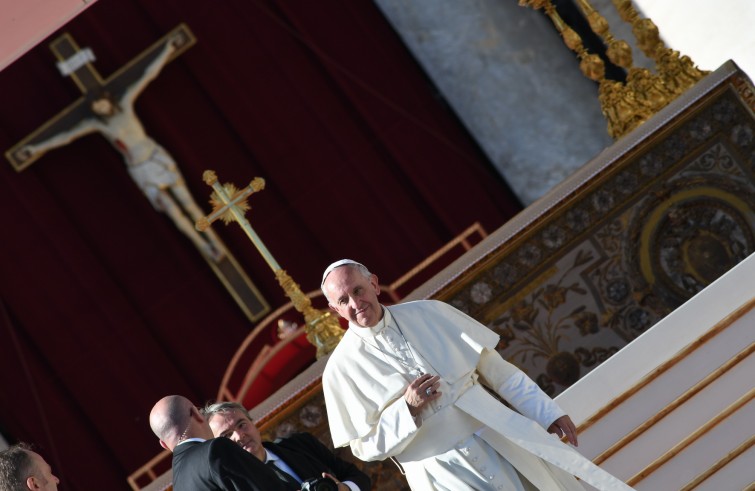 Vaticano, 16 ottobre 2016: Papa Francesco celebra la Messa con il rito di canonizzazione di 7 Beati - Papa Francesco scende da Basilica San Pietro