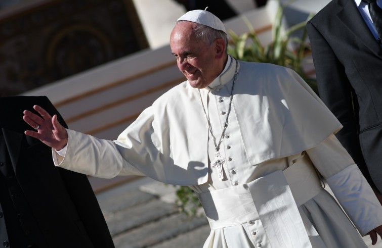 Vaticano, 16 ottobre 2016: Papa Francesco celebra la Messa con il rito di canonizzazione di 7 Beati - Papa Francesco saluta