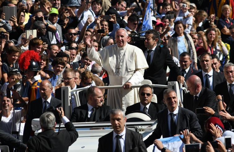 Vaticano, 16 ottobre 2016: Papa Francesco celebra la Messa con il rito di canonizzazione di 7 Beati - Papa Francesco saluta da auto