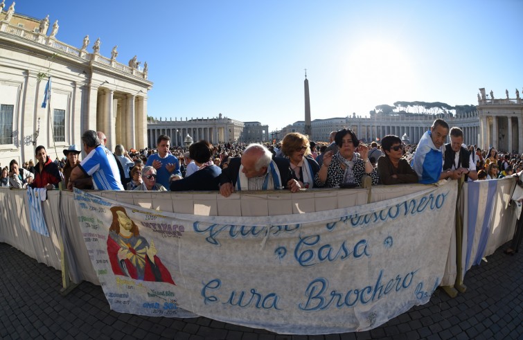 Vaticano, 16 ottobre 2016: Papa Francesco celebra la Messa con il rito di canonizzazione di 7 Beati - fedeli Brochero