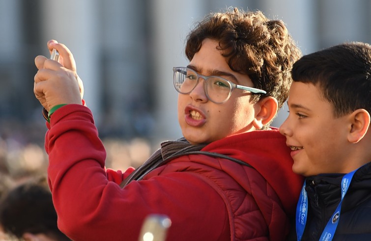 Piazza San Pietro, 22 ottobre 2016: Udienza giubilare Papa Francesco - bambini con cellulare