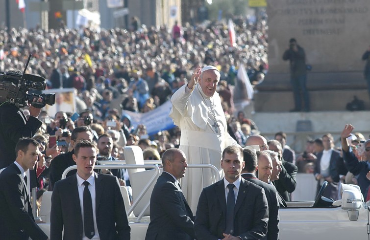 Piazza San Pietro, 22 ottobre 2016: Udienza giubilare Papa Francesco - Papa Francesco saluta da auto