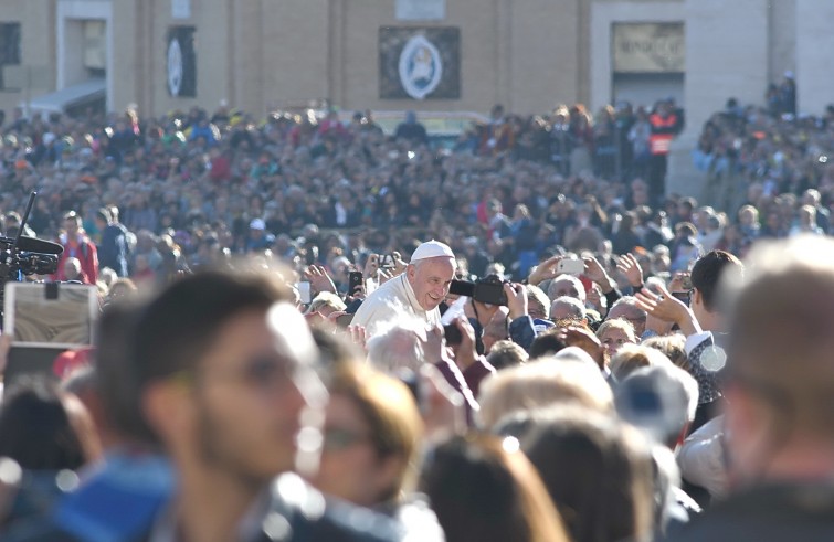 Piazza San Pietro, 22 ottobre 2016: Udienza giubilare Papa Francesco - Papa Francesco saluta da auto