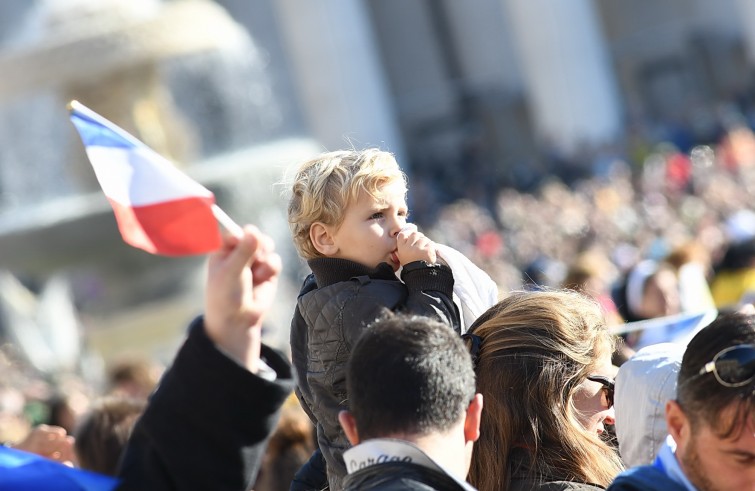 Piazza San Pietro, 22 ottobre 2016: Udienza giubilare Papa Francesco - bambino con dito in bocca