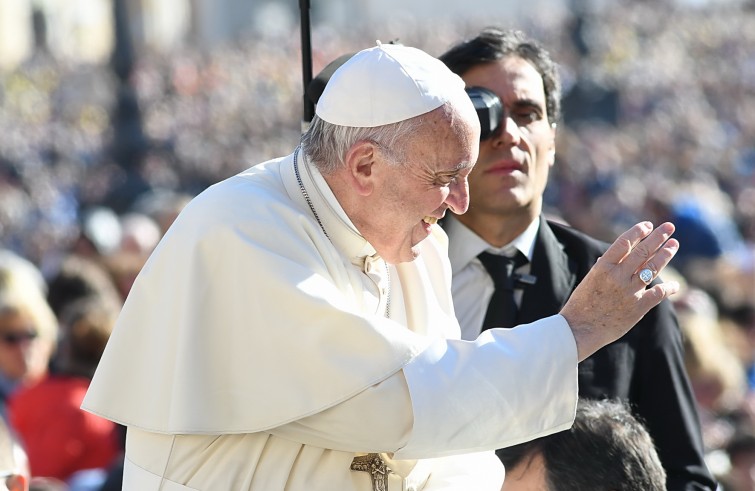 Piazza San Pietro, 22 ottobre 2016: Udienza giubilare Papa Francesco - Papa Francesco saluta da auto